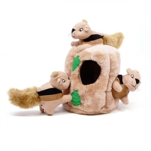 Outward Hound Hide A Squirrel S – plyšový interaktivní hlavolam pro psy, veverky v kmeni